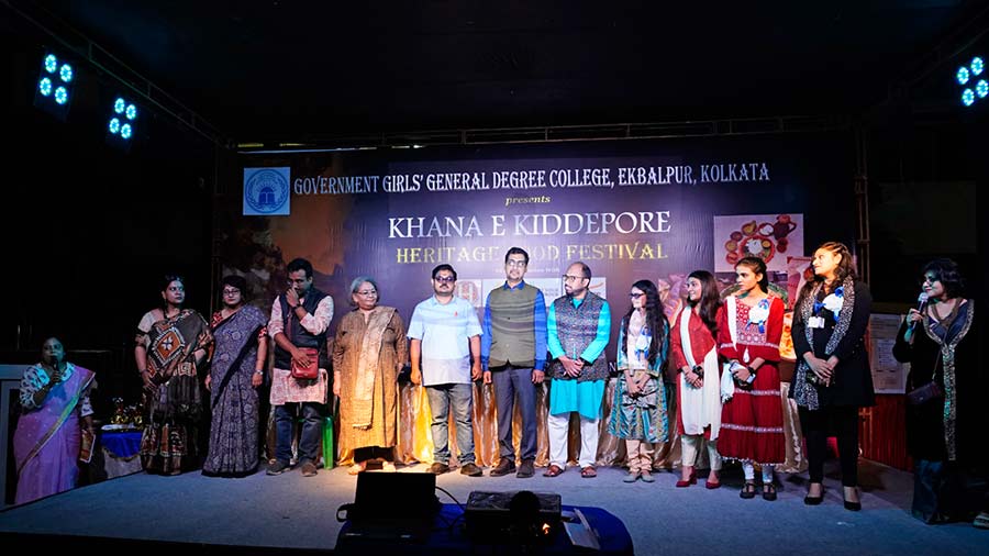 The entire team of Government Girls’ General Degree College with main thinktank Antara Mukherjee (Extreme left) and senior journalist Monideepa Banerjie (fifth from left)