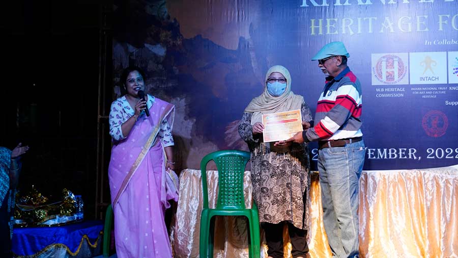 Teacher Antara Mukherjee and and principal Dr. Syeda Shariqatul Moula Alquadri felicitating the owner of a local heritage food joint