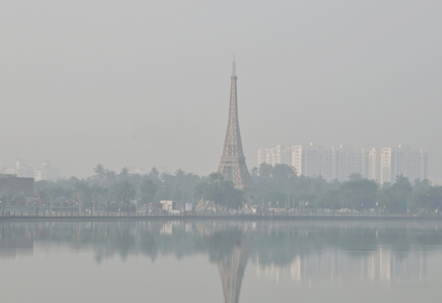 The city has been capped by the smog since the onset of the winter season. The air quality index of Kolkata on Monday, November 28, 2022, was last recorded this evening and the PM2.5 concentration in Kolkata was 5.1 times above the recommended limit given by the WHO 24 hours air quality guidelines value. (In picture) Smog at Ecopark area, New Town