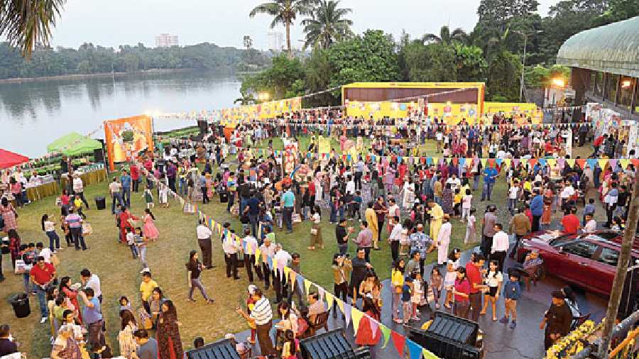 The Bengal Rowing Club lawns wore a colourful look