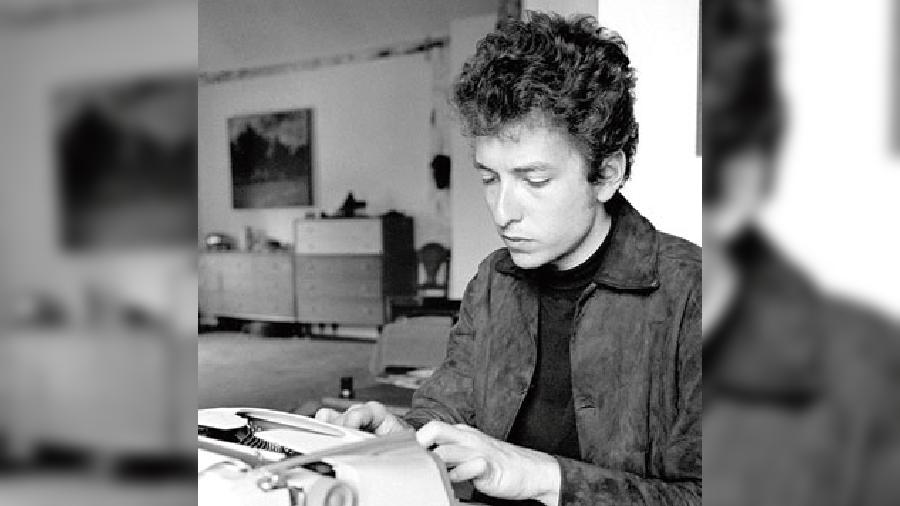 Bob Dylan has apologised for using the auto-pen to sign his new book