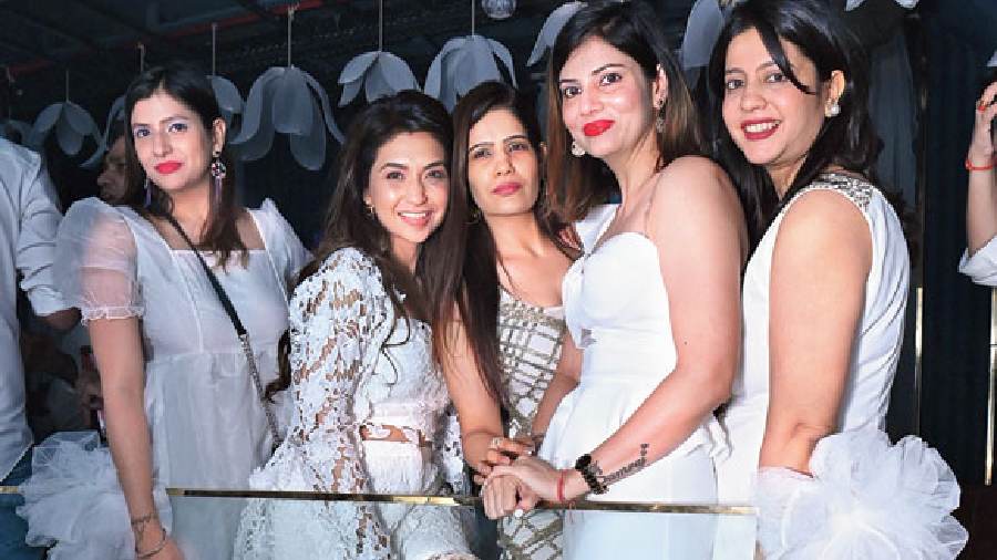 (L-R) Kiwi Kapoor and her friends Mehek Talreja, Roma Nayar, Simran Arora and Varsha Modi were spotted grooving to the songs and channelling white, the theme of the night. “We are thrilled to be part of the white theme party at M Bar. It was a spectacular event and I feel such themes should happen more often in Kolkata,” said Kiwi.