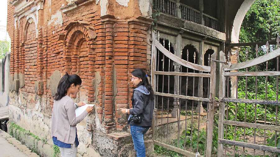 Students inspect an old house in Murshidabad
