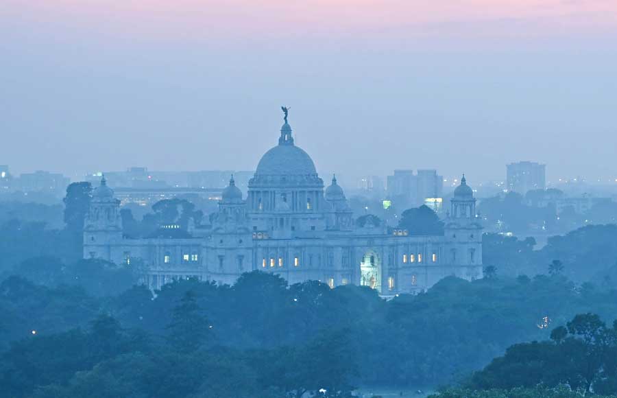 A glimpse of Victoria Memorial covered in the morning smog on Tuesday. The city has been experiencing poor air quality over the last week. As the government grapples with the mode of action plan they need to follow, Kolkata’s air pollution has increased manifold during the last week. The Central Pollution Control Board (CPCB) data reveals that on November 21, the Air Quality Index (AQI) of Kolkata was 150, which is considered ‘moderate’. However, on November 27, the AQI was recorded to be 241 (‘poor’) — a 60 per cent rise in just a week’s time. The most toxic air pollutant — ultra fine particulate PM 2.5 – was the triggering factor behind the AQI leap