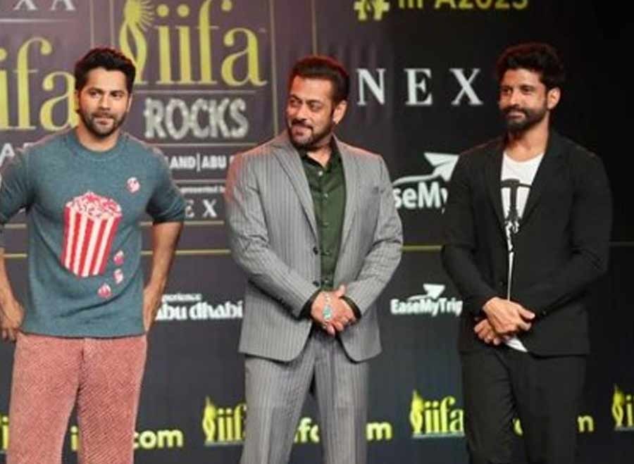 Varun Dhawan, Salman Khan and Farhan Akhtar set the stage on fire with their effervescent charm.
