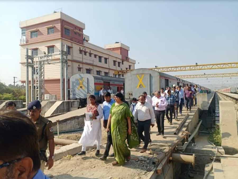 Archana Joshi, general manager, South Eastern Railway, along with  M.S.Hashmi, DRM, Kharagpur inspects the Shalimar Yard pit line. She was joined by M.S. Hashmi, DRM, Kharagpur and other HQ and divisional officers in the inspection