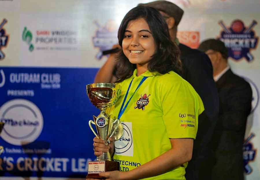 Diya Chakrabarti from Team Green was crowned the ‘Best Female Player’ for her performance with both the bat and ball. The incorporation of female players in the team was particularly interesting, as every match started with an over bowled by a woman to a woman. “While I have always been an avid cricket fan, I never got the chance to play in a setting like ECL. It was a blast to play with and against such supportive people, and this trophy was the best part of the tournament for me.” 