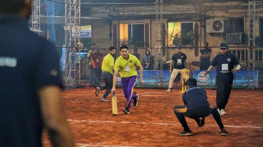 Outram Club was lit up on November 26 and 27 with floodlights, as over 50 entertainers came together to battle it out on the cricket pitch at Entertainer’s Cricket League (ECL), 2022. The inaugural edition featured two teams of actors, two of musicians, an RJ team, and one team from Machino Techno Sales Ltd.  “Six months ago, a random chat among friends yielded the idea of a cricket tournament for people from the entertainment industry, with unique rules. Syncing everyone’s schedules took a lot of planning, but we finally did it,” said Pratyush Dasgupta, chief organiser, ECL. My Kolkata was the digital partner