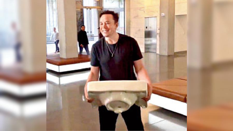 Elon Musk enters Twitter HQ in San Francisco with a kitchen sink