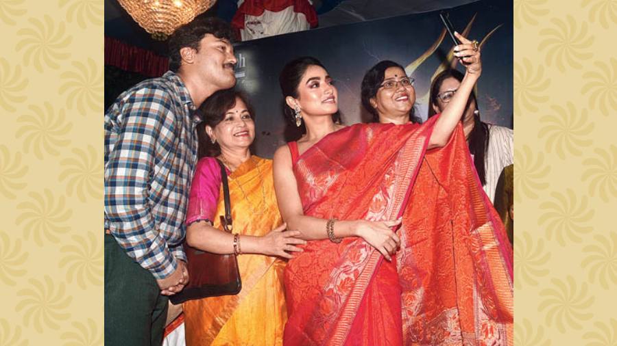 Ishaa requested those on stage to click a post-event selfie with her and they happily obliged.