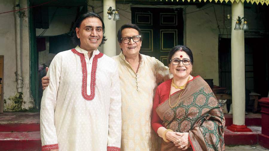 This frame was ‘directed’ by Koel! Rane with in-laws Ranjit and Deepa Mallick.
