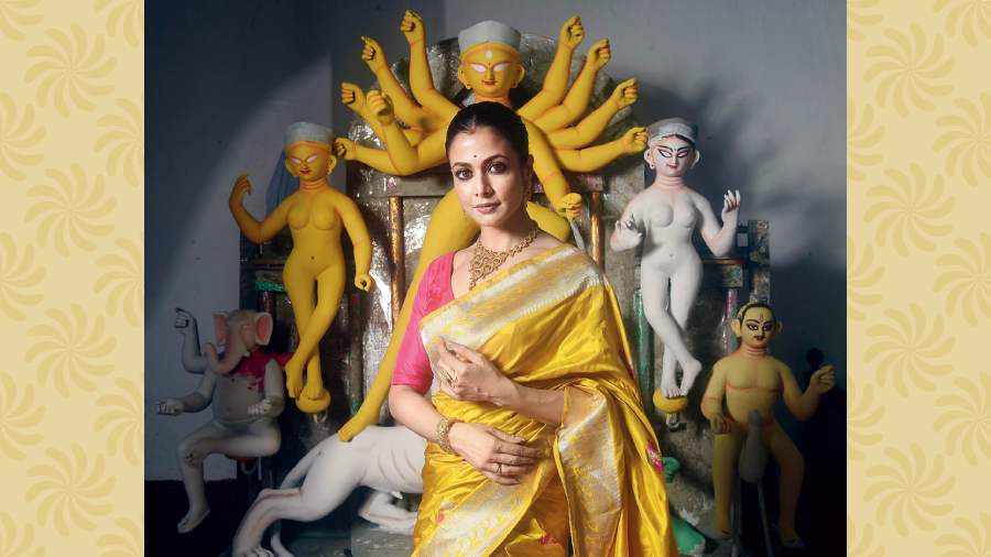 Koel looked divine in the yellow-fuchsia combination. The backdrop of the idol added to the beauty.