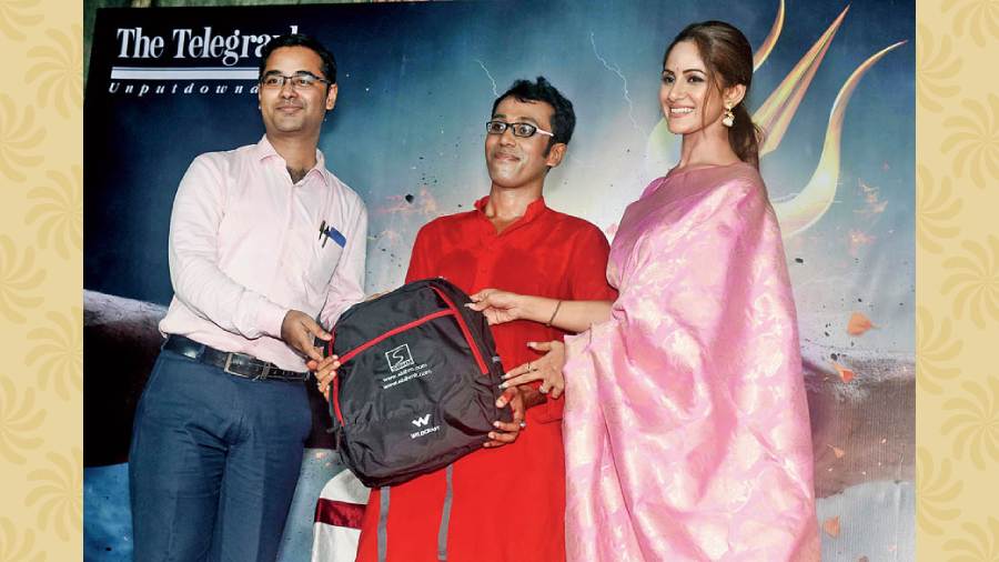 Prasanta Karmakar receives an appreciation award for his excellent dance performance from Sayan Chakraborty of SBIHM and Trina.