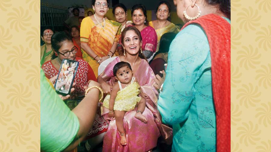 The gorgeous actor couldn’t resist the charm of this tiny tot and took her in her arms to the delight of the women of the locality.