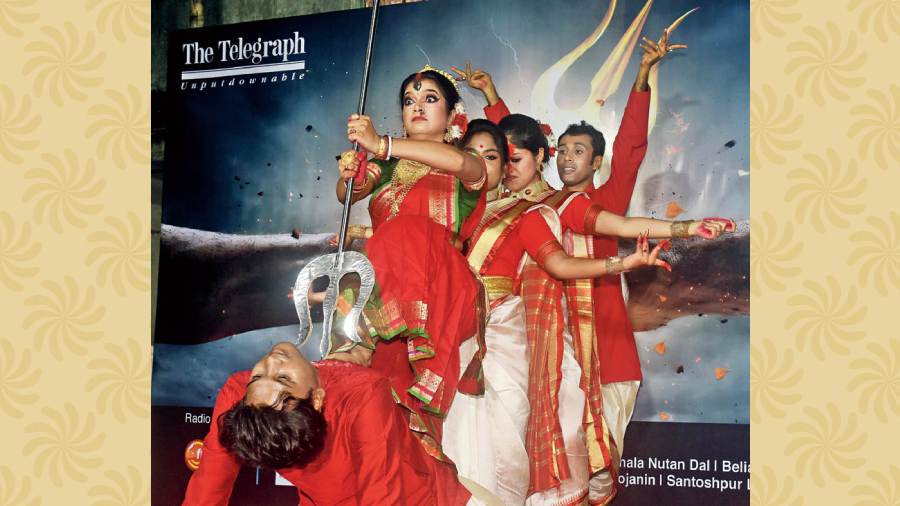 A fabulous dance drama performed by Bumba Karmakar, Koushik Das, Sweta Mukherjee, Sudipta Das, Manisha Adhikari, Aritrika Das, Trisha Dutta and Bonani Mukherjee to the Mahishasur Mardini song and Behala Nutan Dal’s theme song Aasroy filled hearts with joy.