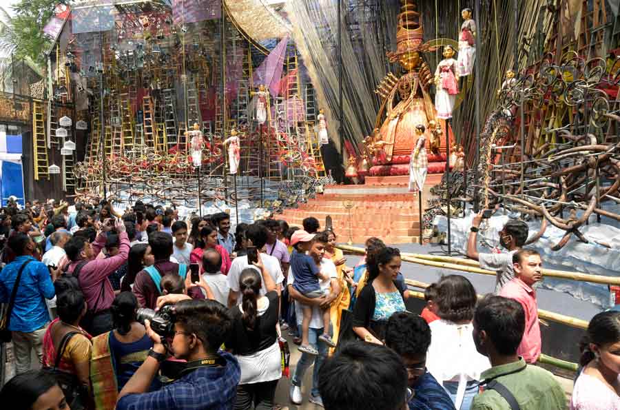 Visitors soak in the ambience and check out the decor at Tridhara Sammilani. The Puja fervour touched a feverish high on Mahapanchami on Friday.  Sera Sorbojonin 2022, an initiative of Anandabazar Online and The Telegraph Online My Kolkata, is powered by Cadbury Celebrations, co-powered by Nikon. The other partners are Havells (Lloyd), Haldiram Prabhuji, AMRI Hospitals, Raymonds, Rupashree Jewellers, TURTLE and Asian Paints