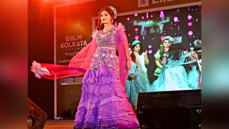 Dr Urwas Jaiswal, Mrs Asia World 2022 walked the ramp with the students and appreciated their spirit. She said, “I am overwhelmed to see the students’ zeal. The talent and energy of the youth amuses me.”