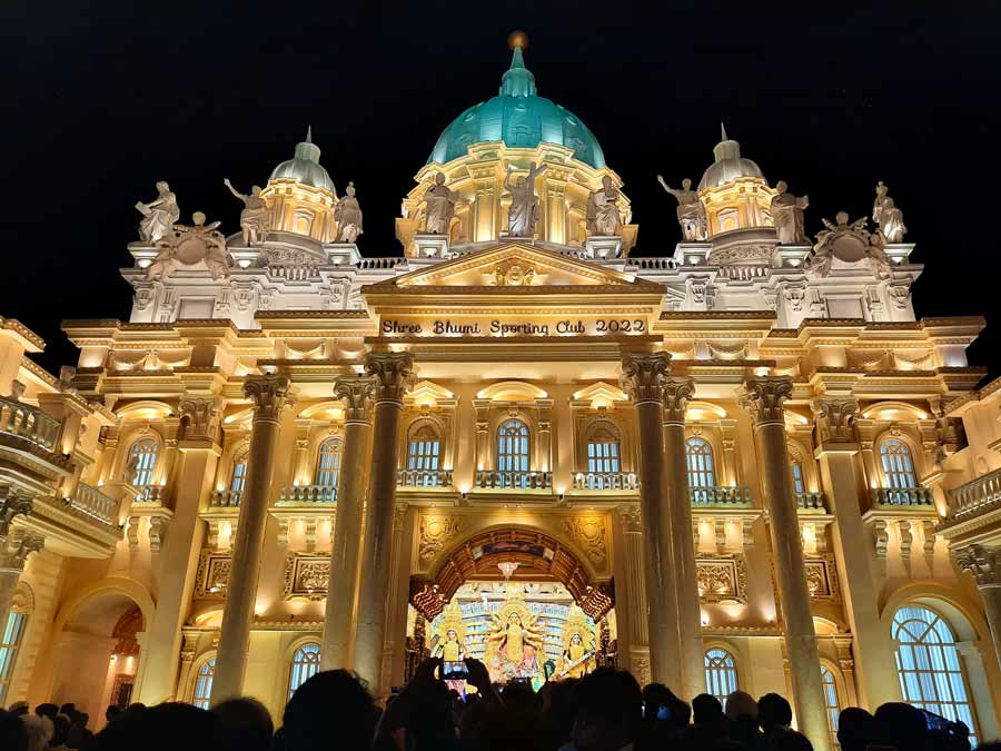 Pandal-hoppers thronged the Sreebhumi Sporting Club Puja premises on Sasthi. Sreebhumi Sporting Club has created quite a frenzy among people as it themed its Durga Puja Pandal on the St Peter’s Basilica in Vatican City this year