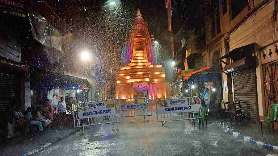 Rain lashes Kolkata on Sashthi evening, wet alert for 2 days