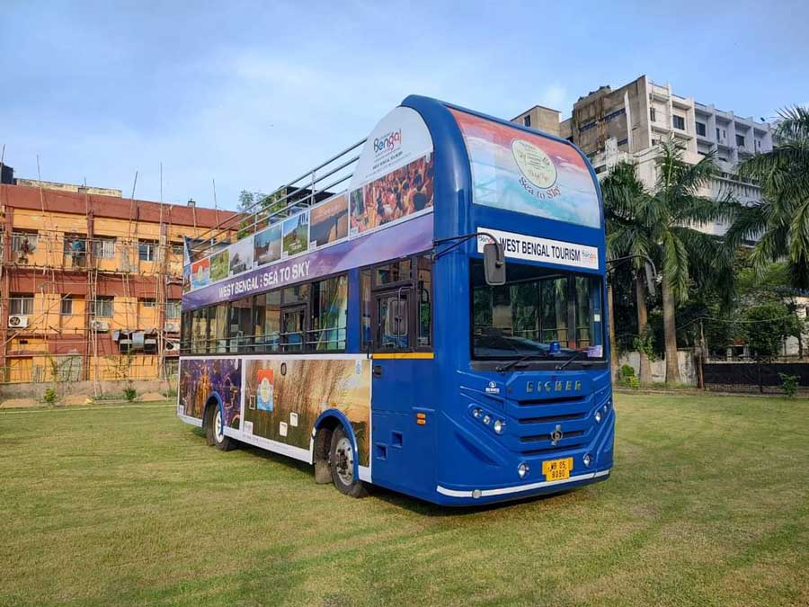 A double-decker bus service will operate from Cathedral Road to Jorasanko Thakur Bari on Chittaranjan Avenue via Victoria Memorial, Prinsep Ghat, St John’s Church and Dacres Lane during Puja. The fare has been fixed at Rs 50