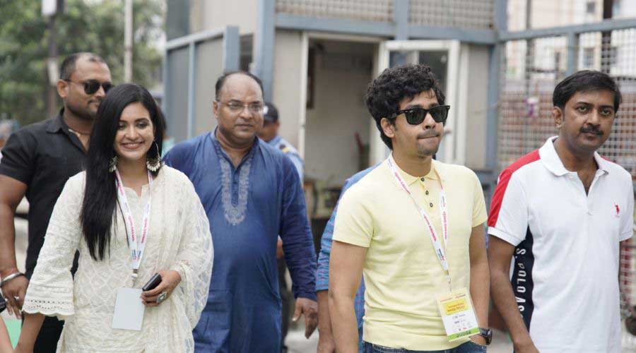 Priyanka Sarkar and Riddhi Sen toured the 10 chosen apartment pujas in north Kolkata and adjoining areas