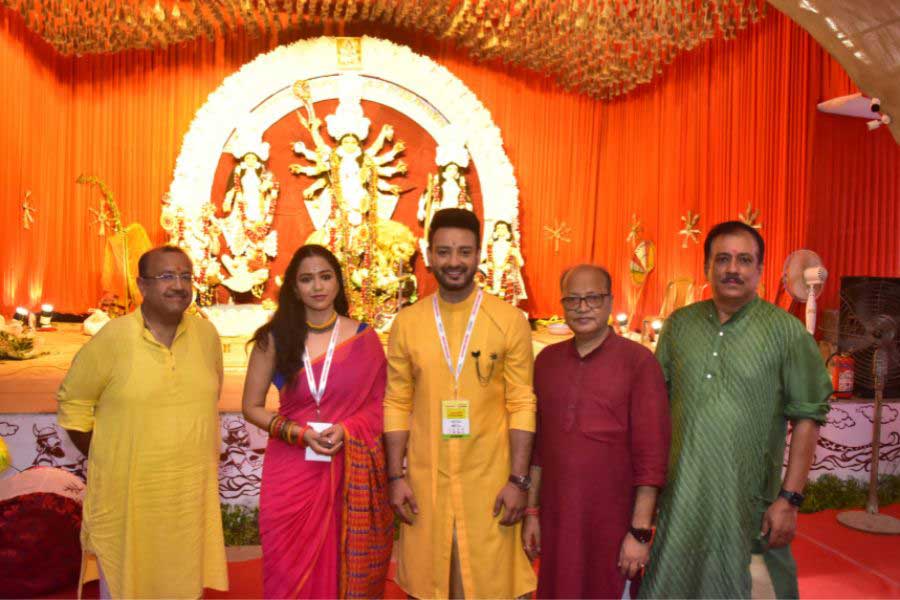 The visit by the stars to the 20 shortlisted pujas was made sweeter by the accompanying treat