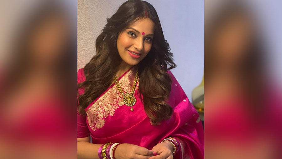 #PujaLookbook: Opt for pink this Puja like Bipasha - TrendRadars India