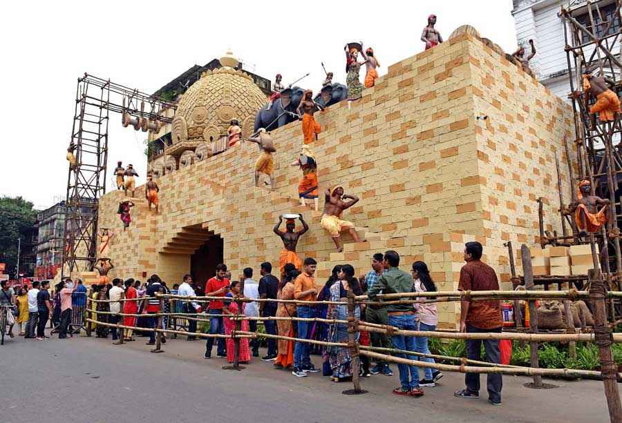 Manicktalla Chaltabagan Lohapatty Durgapuja has 'Sthapotyer Adirup' as its theme. “The pandal depicts how temples were built during the Chola dynasty. Everyone from 8 to 80 years seems to be enjoying it,” said Suren Khara, general secretary of the puja