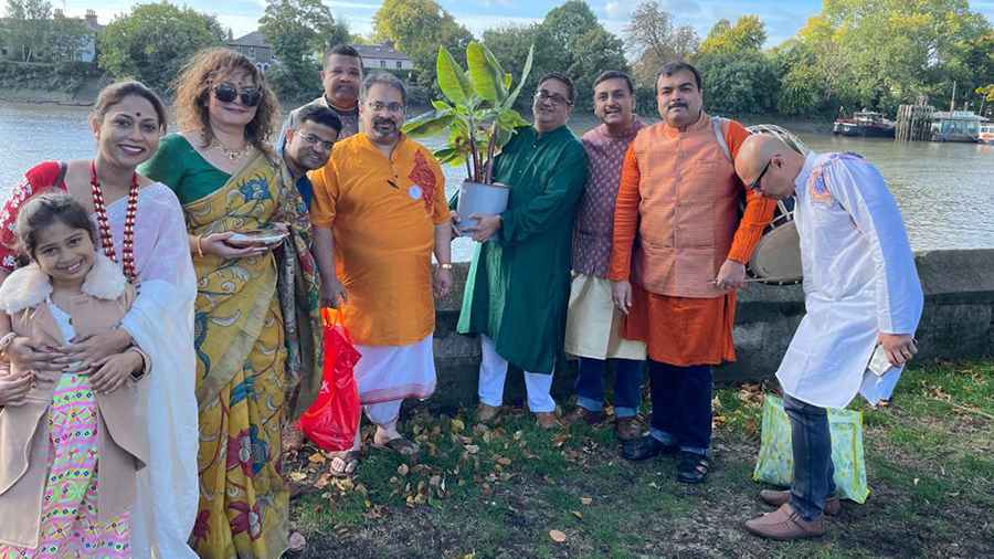 A handful of BHF members went down to the Thames to participate in a unique ‘kala bou snan’