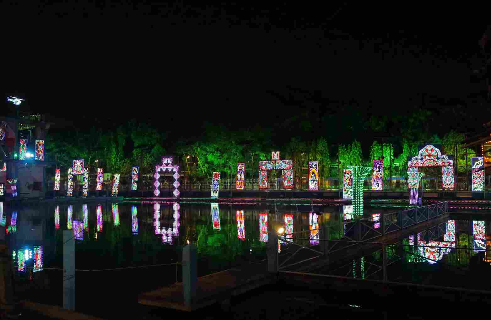 Celebrating its 74th year, the dazzling College Square Durga Puja is one of the noted pujas in the Central Kolkata area. The adjoining water body is the Puja’s main USP. The illuminated pandal’s reflection is a grand spectacle.