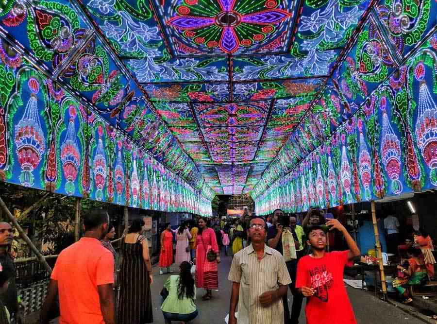 Pandal-hoppers throng Hindustan Park's Durga Puja pandal on Tuesday. After the pandemic, this year, the committee members of Hindustan Park Sarbojanin's pandal have paid tribute to all those artisans who worked day and night to make the pandals look beautiful and attractive. Titled Jonaki theke Agnisikha, the pandal's theme highlighted the efforts of these unsung heroes. The pandal was conceptualised and designed by artist Raju Sarkar.