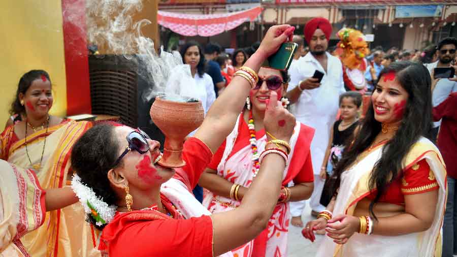 Women enjoy dhunuchi dance in Chandigarh