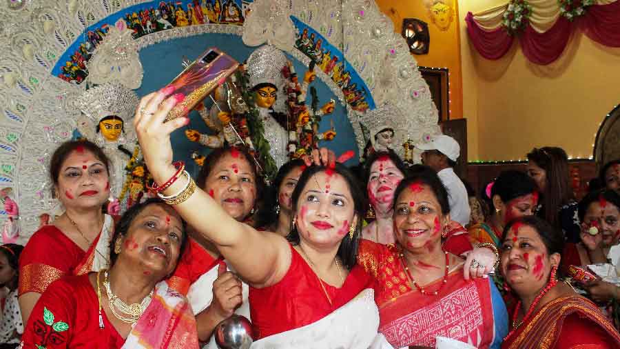 Women click a selfie in Meerut