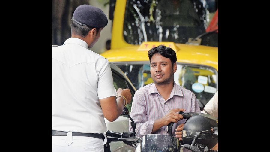 Kolkata police slap fines on 1,600 bikers on Navami