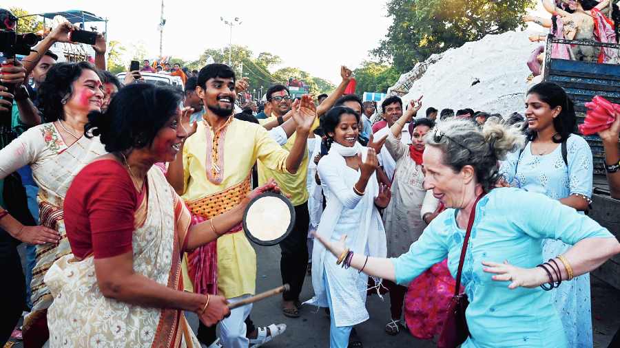 An immersion procession at Babughat