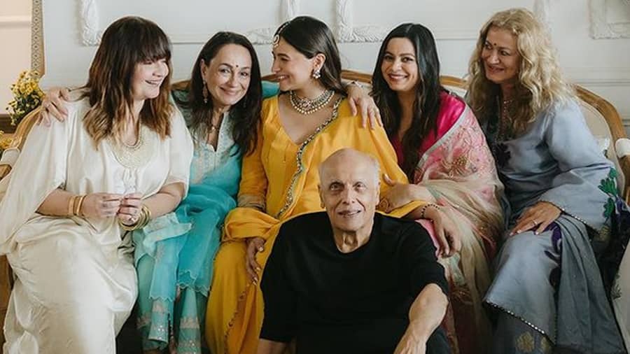 (L-R) Pooja Bhatt, Soni Razdan, Alia Bhatt, Shaheen Bhatt, Tina Razdan Hertzke and Mahesh Bhatt pose for a family photo. 