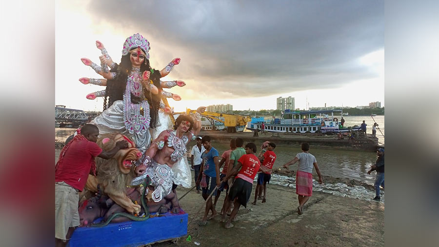 A Durga idol being ferried by Sundarbans labourers for immersion on Wednesday 