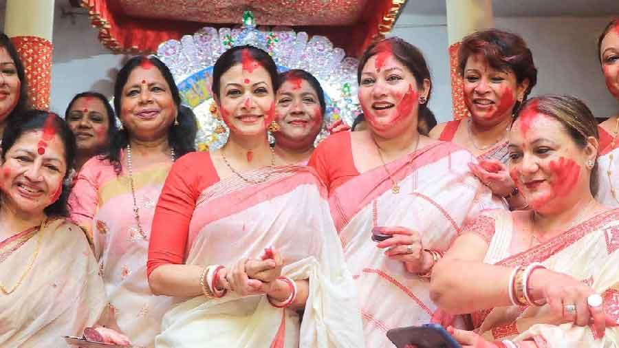 Tollywood star Koel Mullick poses with relatives after 'Sindoor Khela'