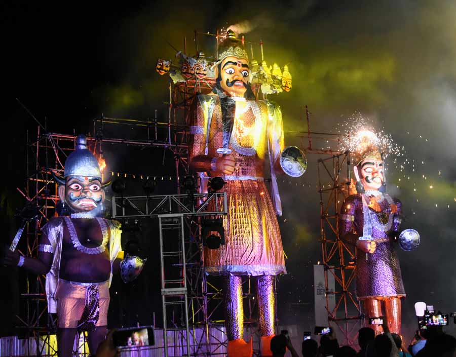 Salt Lake Sanskritik Sansad Committee and Sanmarg burnt a 50-feet tall Ravana and 40-feet tall effigies of Meghnad and Kumbhakaran at Salt Lake’s Central Park. The event was to keep their tradition of burning the tallest effigies in the city alive. BCCI president, Sourav Ganguly, and Firhad Hakim, Kolkata mayor, attended the event among other dignitaries