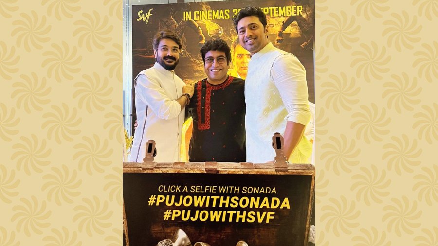 Dhrubo Banerjee flanked by Prosenjit and Dev