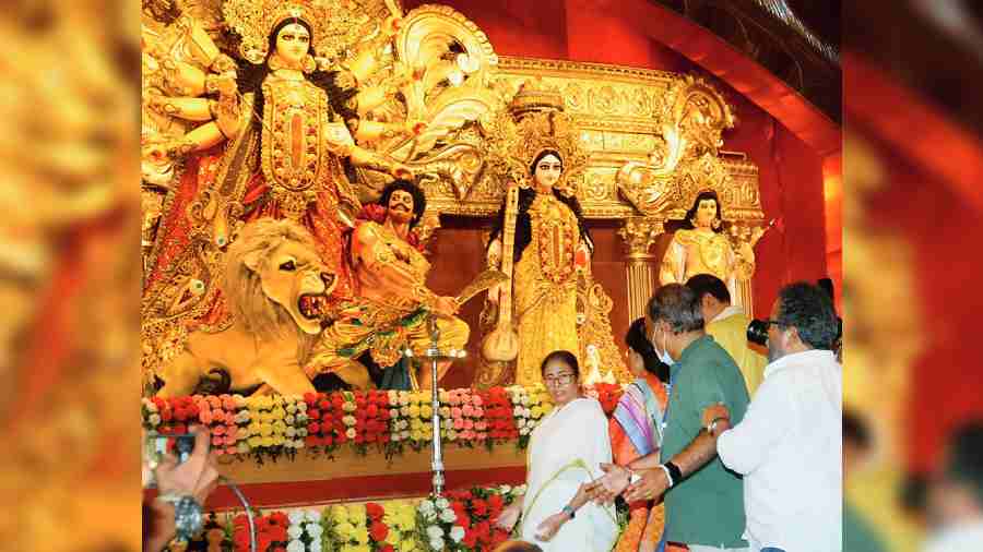 Chief minister Mamata Banerjee inaugurates the FD Block puja, becoming the first in Salt Lake to be inaugurated by her. It has been selected for the Red Road carnival. 