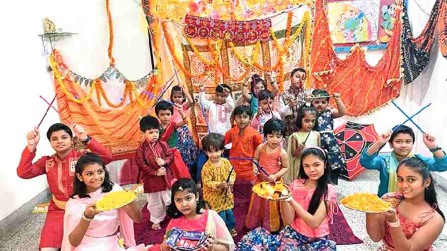 Children of Little Einsteins pose at their Navratri celebrations 