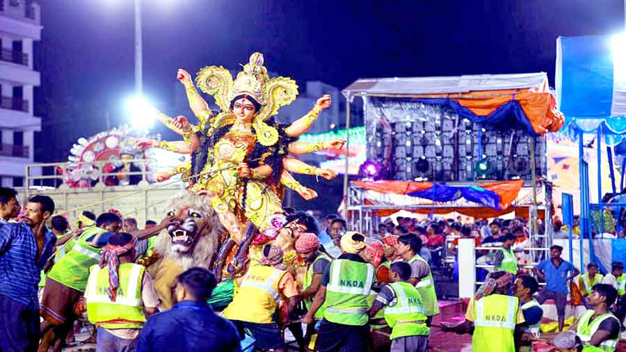 Smooth Durga Puja idol immersion at New Town