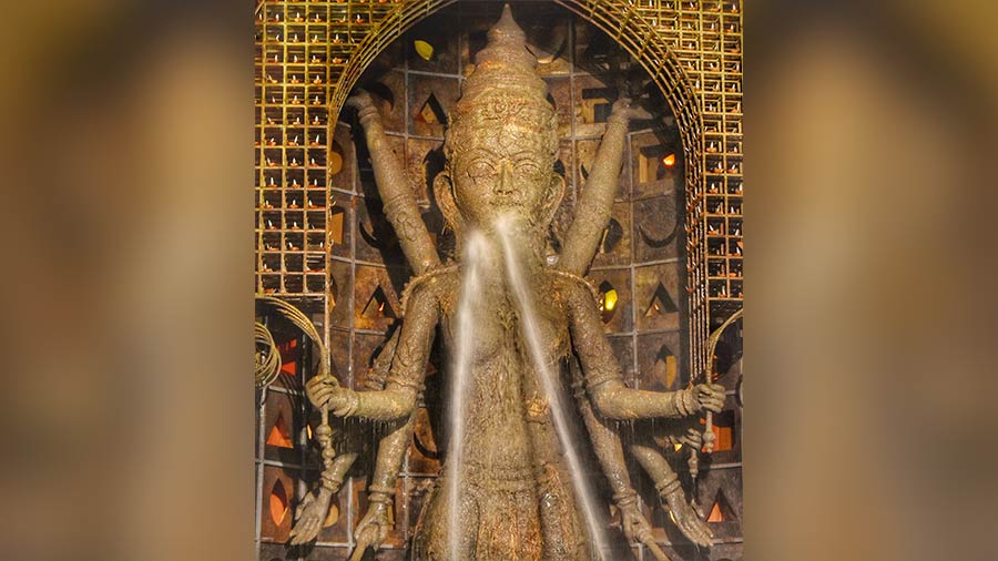 In an innovative green move, firemen using high-speed water jets to 'immerse' the idol
