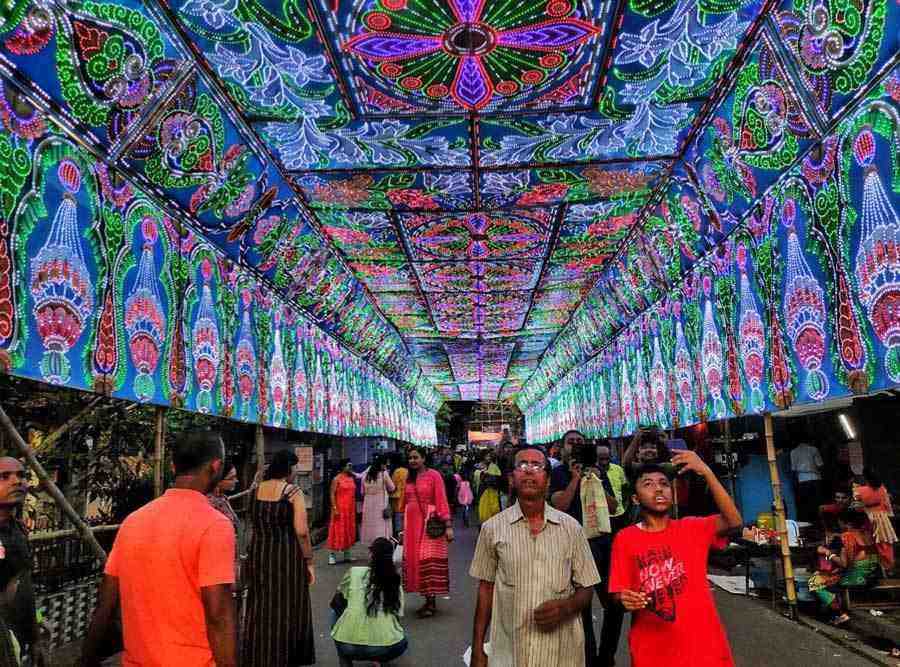 Pandal-hoppers throng Hindustan Park's Durga puja on Navami, Tuesday, October 4. The organisers paid tribute to artisans who worked day and night to make the pandals look beautiful and attractive. Titled ‘Jonaki theke Agnisikha’, the pandal's theme highlighted the efforts of these unsung heroes. The pandal was conceptualised and designed by artist Raju Sarkar