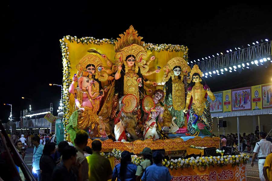 An idol procession in progress at the Red Road carnival on October 8. All pujas that won the Biswa Bangla Sharad Samman 2022 showcased their idols before dignitaries and carnival attendees