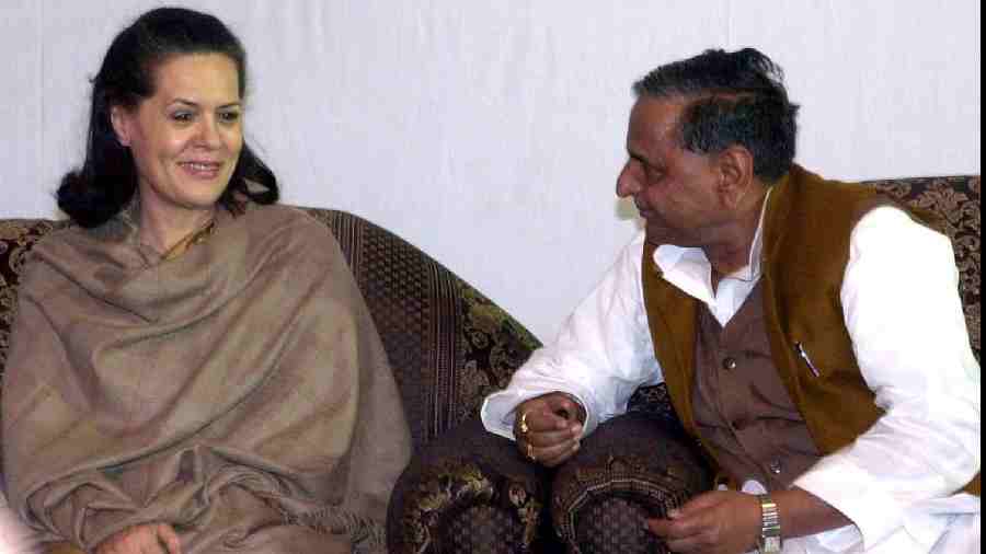 On December 12, 2001, Congress President Sonia Gandhi and Samajwadi Party Chief Mulayam Singh at an Iftar Party hosted by Union Minister Ram Vilas Paswan in New Delhi.