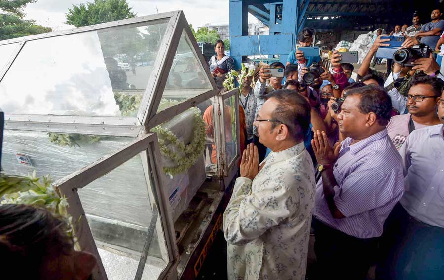 West Bengal minister for sports and youth affairs Aroop Biswas pays tribute to mountaineer Amit Kumar at Kolkata airport on Monday. Amit lost his life in an avalanche in Uttarakhand