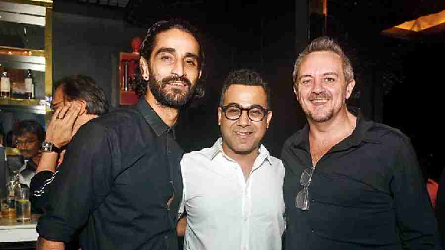 (L-R) Neeraj Surana, Sourav Kothari and Shaun Kenworthy. “What a great space. Fab food, brilliant mixologist and an incredible sound system. The perfect place for the party crowd of Kolkata” said Shaun Kenworthy, food consultant, World Bar III.