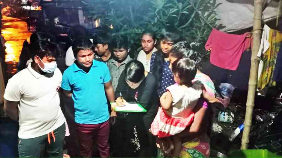 Students of Rokeya Shiksha Kendra visit Patuli for the sari campaign